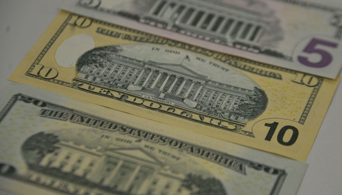 Dólar volta a ultrapassar R$ 5,60 e fecha no maior valor em três meses