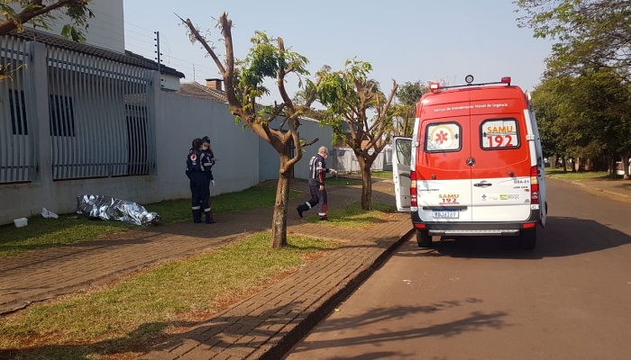 Homem morre na calçada em Cascavel