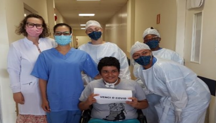 Após passar 33 dias entubado, menino de 15 anos vence a Covid-19 e tem alta no Hospital Universitário
