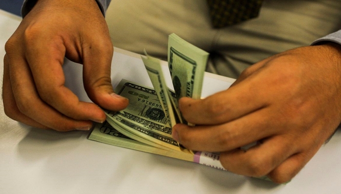 Dólar fecha no menor nível em quatro semanas