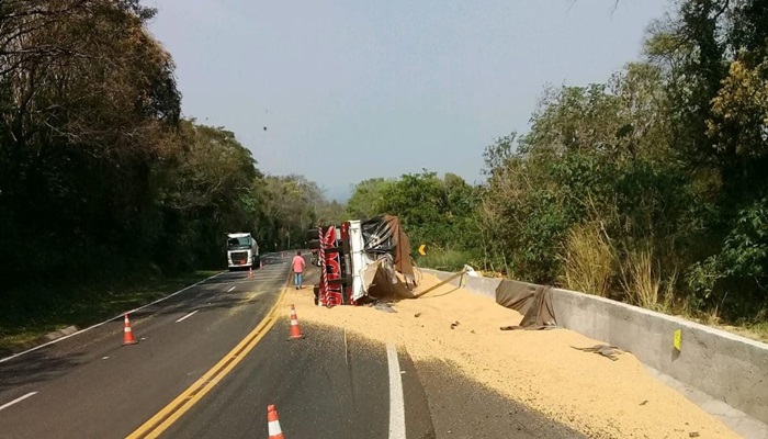 Nova Laranjeiras - Caminhão carregado com soja tomba na BR 277