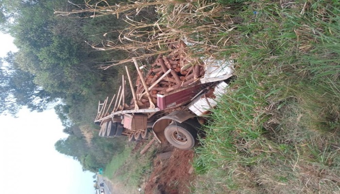 Reserva do Iguaçu - Caminhão com placas do município se envolve em acidente na PR-170