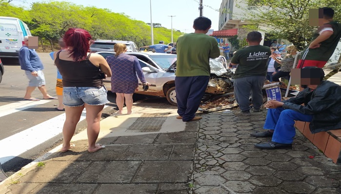 Laranjeiras - Colisão entre veículos em via pública deixa condutora ferida 