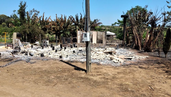 Reserva do Iguaçu - Homem coloca fogo em residência após agredir a esposa e o filho na Linha Carvoeira