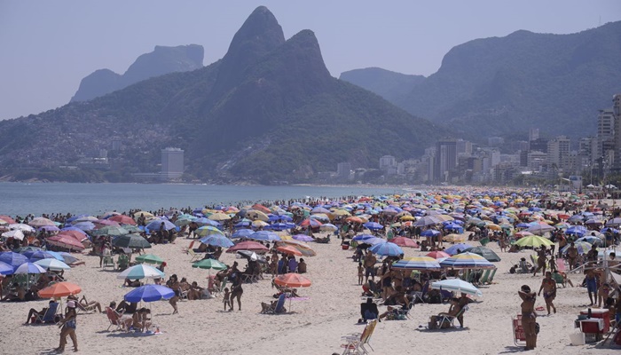 Em dia de calor, praias cariocas registram aglomeração