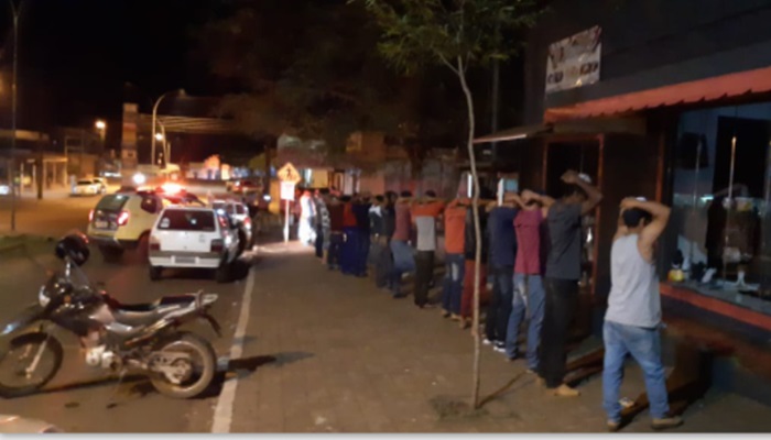 Pinhão - PM apreende veículos irregulares e fecha bar durante Operação 