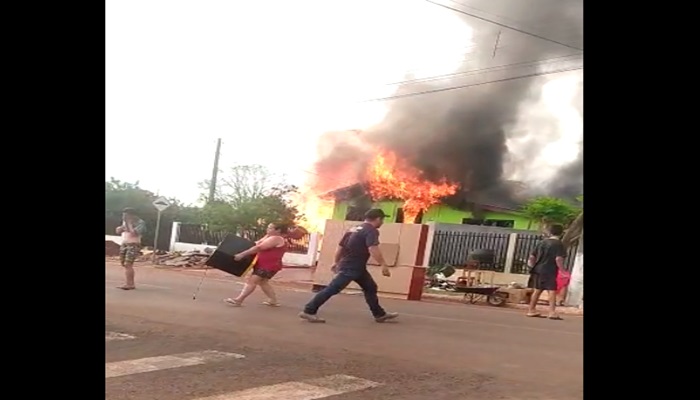 Ibema - Incêndio destrói casa no Bairro Fátima 