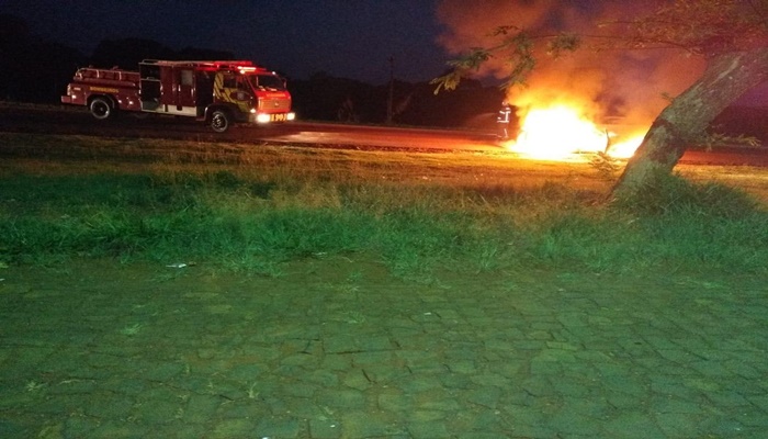 Rio Bonito - Carro é destruído por incêndio no Campo do Bugre