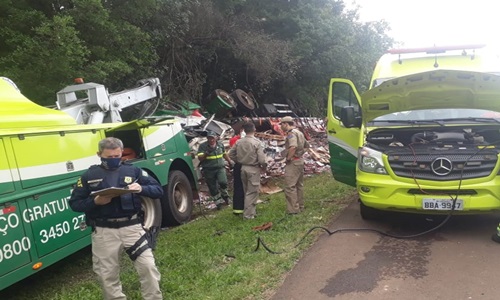 Carreta tomba na BR-277 e motorista morre no acidente em Candói