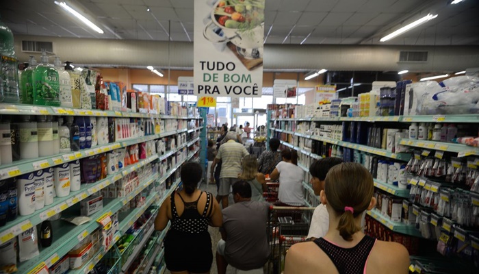 Brasileiros mantêm expectativa de inflação em 4,7%, diz FGV