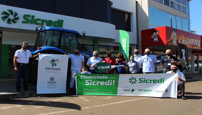 Laranjeiras - Programa Trator Solidário contempla associado do Sicredi