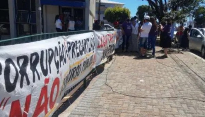 Professores protestam em frente ao Núcleo Regional de Educação em Cascavel 