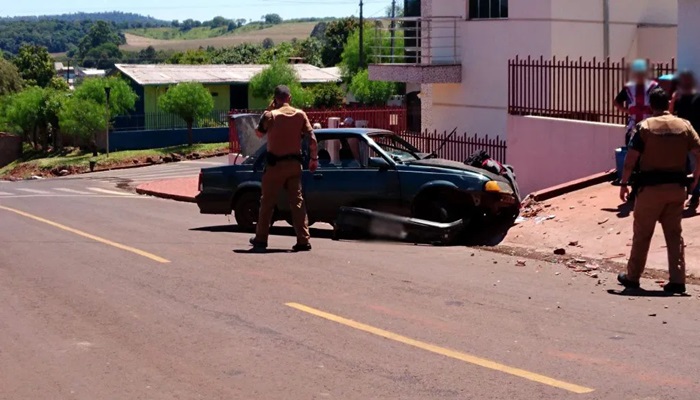 Catanduvas - Motorista colide carro contra muro de residência e foge 