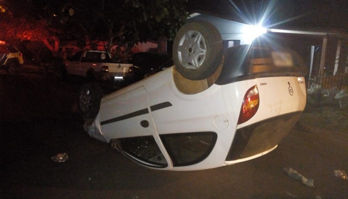 Catanduvas - Motorista perde controle e capota ao bater em carro estacionado na rua Dom Pedro II 