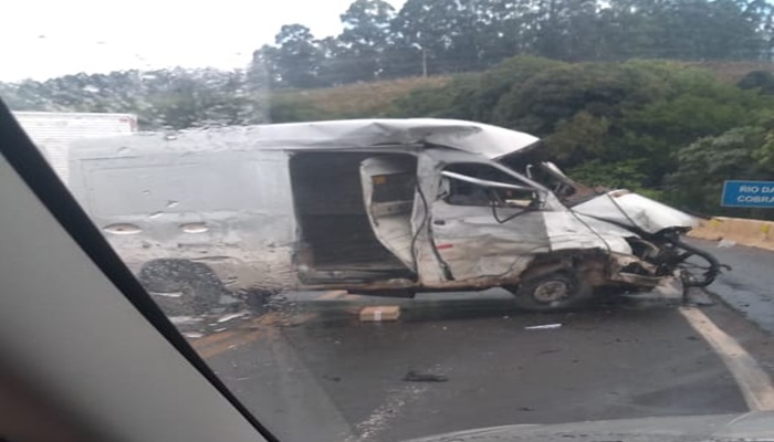 Nova Laranjeiras - Violenta colisão entre Carreta e Van deixa um morto na BR 277