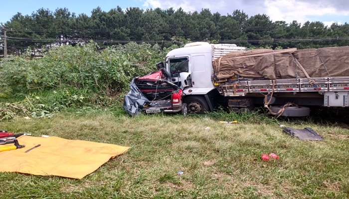 Candói - Caminhão com placas de Candói se envolve em acidente na BR 277 em Guarapuava. Há dois mortos no local 