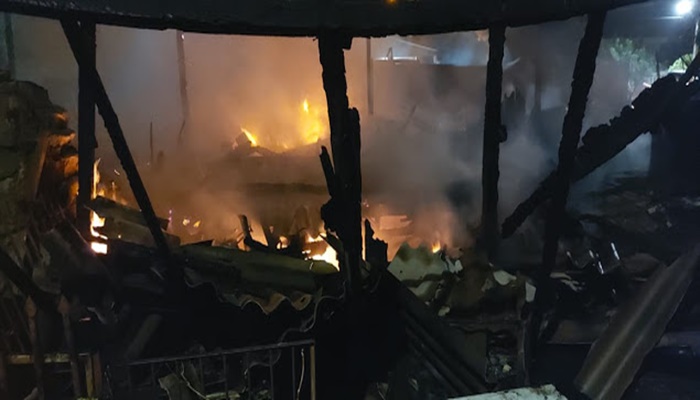 Rio Bonito - Casa é destruída por incêndio nesta noite 