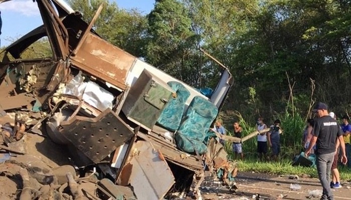 Acidente entre ônibus e caminhão deixa 41 mortos e feridos em SP