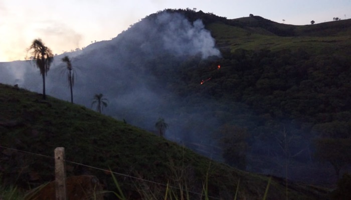 Guaraniaçu - Bombeiros combatem incêndio de grandes proporções no São Luiz