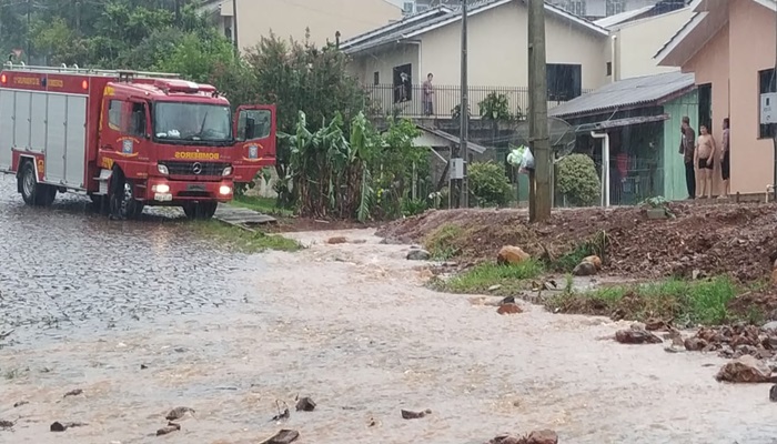 Laranjeiras - Corpo de Bombeiros resgata mulher em casa alagada no bairro Água Verde