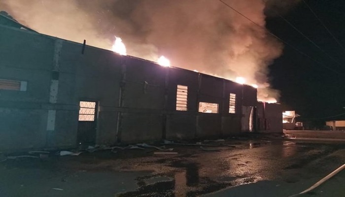 Incêndio destrói barracões de fábrica de colchões em Capitão Leônidas Marques 