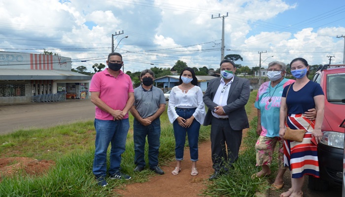 Na tarde da sexta dia 11 de dezembro, esteve em Pinhão o Deputado Hussein Bakri, que na ocasião realizou uma visita ao local onde será construído o Centro de Convivência e fortalecimento de vínculos para idosos. Estiveram presentes o Prefeito Odir Gotardo, a Vereadora Letícia Martins, assessores do Deputado e da Vereadora, alguns munícipes e o Empreiteiro responsável pela obra, Edemir Zucoloto. Também estavam presentes a representante dos idosos, Senhora Lurdes Zembruski e a representante da Secretaria de Assistência Social Marcia Ferreira.