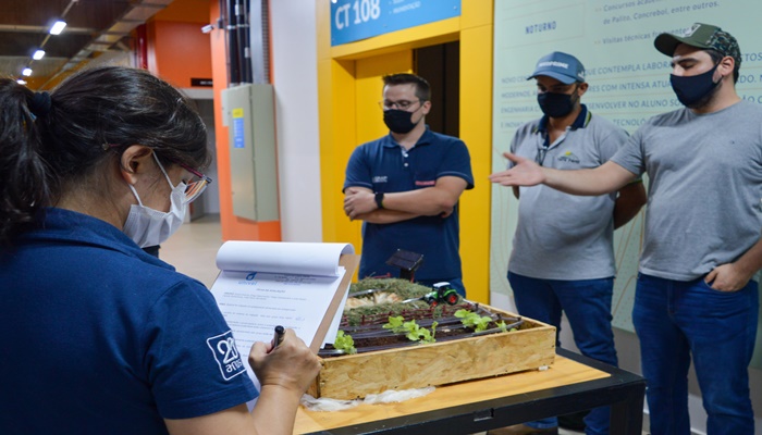 Alunos de Agronomia apresentam trabalhos de irrigação sustentável