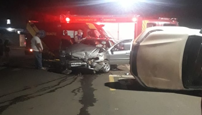 Laranjeiras - Violenta colisão entre automóveis deixa feridos no centro da cidade 
