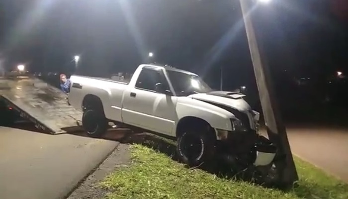 Laranjeiras - Motorista bate camionete contra poste de energia e foge a pé