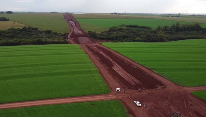 O Governo do Estado, por meio do Departamento de Estradas de Rodagem do Paraná (DER/PR) investiu R$ R$ 263,5 milhões em obras rodoviárias em 2020. Há mais de uma dúzia de obras de grande porte em andamento em todas as regiões do Estado, além de dezenas de menor porte. “Sem sombra de dúvida, a nova Ponte da Integração entre o Brasil e o Paraguai é o grande destaque desse ano, com quase 50% de conclusão. Essa obra foi o primeiro passo de uma parceria entre o Governo Ratinho Júnior, o governo federal e a Itaipu Binacional, que vai resultar em mais de R$ 1 bilhão investidos em infraestrutura no Paraná”, afirma o secretário de Infraestrutura e Logística, Sandro Alex. “Inclusive já assinamos os convênios para a duplicação da Rodovia das Cataratas e para concluir a pavimentação da Estrada da Boiadeira, com várias outros já em tratativas”, diz destaca o secretário. Este ano a população acompanhou o início dos serviços na duplicação da PR-092, a Rodovia dos Minérios, entre Curitiba e Almirante Tamandaré, obra que inclui dez pontes e quatro viadutos, novas vias marginais e execução de pavimento de concreto na via central. Outros destaques foram a retomada do Contorno de Francisco Beltrão e do Contorno de Palotina, obras que aguardavam desapropriações para ter continuidade. “2020 não foi um ano fácil, mas conseguimos garantir a execução de grandes obras, com algumas sendo concluídas já nas próximas semanas, e tiramos do papel obras que recebemos com as desapropriações todas por fazer. E, além de tudo isso, realizamos a licitação de novas obras para 2021, e de novos projetos que serão aproveitados ao longo dos próximos anos, inclusive por gestões futuras”, explica o diretor-geral do DER/PR, Fernando Furiatti. Estão em fase de conclusão as obras de duplicação da PR-445, entre Londrina e o distrito de Irerê, e da PR-323, entre Paiçandu e Doutor Camargo. Ambas contam com iniciativas que darão continuidade a essas duplicações. No caso da PR-445 está em andamento o projeto executivo de duplicação entre Mauá da Serra e Irerê e na PR-323 já são duas obras sendo licitadas, uma de Doutor Camargo até o Rio Ivaí e outra em Umuarama, do Trevo do Gaúchão até o entroncamento com a PR-468 (acesso para Mariluz), além de execução de terceiras faixas em 23 segmentos considerados críticos. Outra obra de duplicação em andamento é a da PR-412 em Matinhos, a Avenida Juscelino Kubitschek. Os serviços iniciaram no segundo semestre de 2020 e devem ficar prontos no final do ano que vem. Cinco obras de pavimentação estão em execução: PR-364, entre Irati e São Mateus do Sul; PR-912, entre Palmas e Coronel Domingos Soares; PR-685 entre Tamboara e Juranda; PR-090, no acesso ao futuro Contorno de Castro, e na PRC-466, em Pitanga, para acesso às indústrias locais. Três Obras de Arte Especiais estão sendo executadas individualmente: uma nova ponte sobre o Rio Iguaçu em União da Vitória, uma trincheira na BR-277 em Santa Terezinha de Itaipu, e um viaduto na PRC-272, em Iporã. Há, ainda, duas obras de restauração de pavimento, uma na Avenida Bento Rocha, em Paranaguá, e outra na PR-578, entre Santa Cruz do Monte Castelo e Ivaté. O DER/PR também realiza várias intervenções menores, como a recomposição de sistemas de drenagem ou de aterros, em sua maioria com valores abaixo de R$ 1 milhão, ou mesmo por administração direta. PRONTAS - Em 2020 foram concluídas cinco obras: a duplicação da PR-417, a Rodovia da Uva, entre Curitiba e Colombo; a duplicação de um trecho da PRC-466 no perímetro urbano de Guarapuava; a restauração do pavimento entre Nova Tebas e o Rio Muquilão; a construção de uma trincheira na PR-492 próximo a Rondon, e a implantação do Contorno Noroeste de Pato Branco.