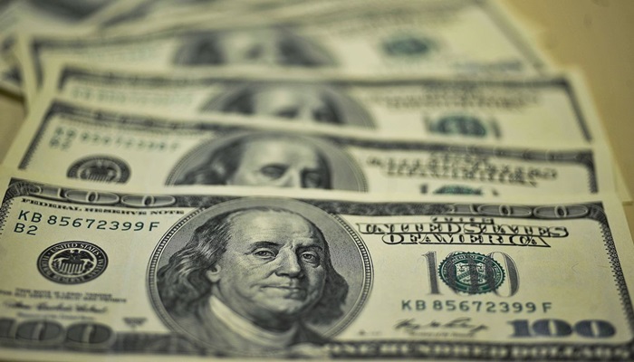 Dólar inicia ano em forte alta e fecha a R$ 5,26