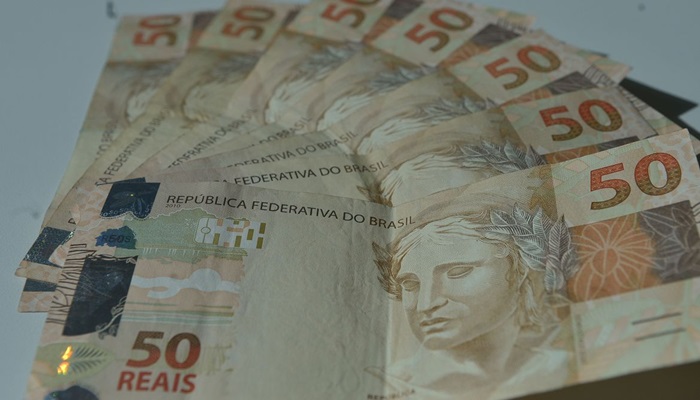 Número de brasileiros com dívidas cresce no fim de 2020