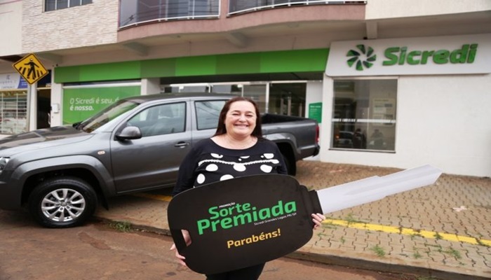 Cantagalo - Rosalgela Paulino da Silva recebeu a caminhonete Amarok da promoção Sorte Premiada Sicredi