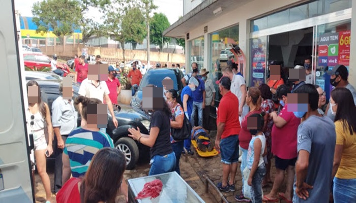 Cantagalo - Câmera flagra momento em que carro atropela pessoas em frente de Supermercado em Cantagalo. Um morre 