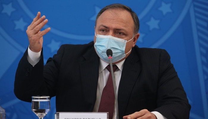 População deve manter afastamento social, defende Pazuello