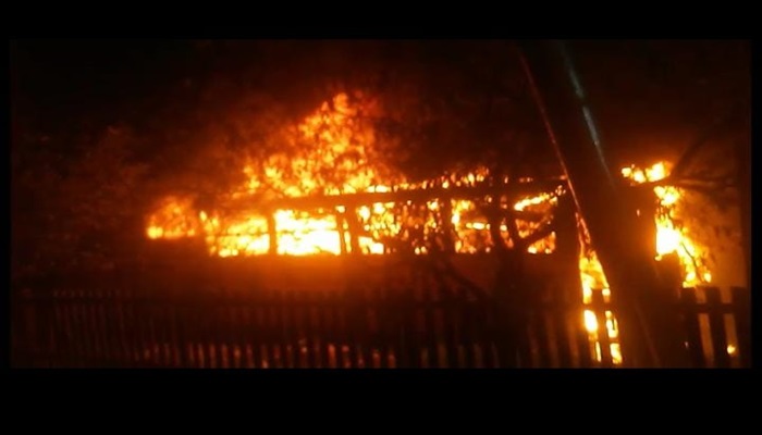 Cantagalo - Ônibus é destruído por incêndio na Vila Nova 