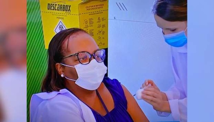 Enfermeira é a primeira a ser vacinada contra a Covid-19 no Brasil
