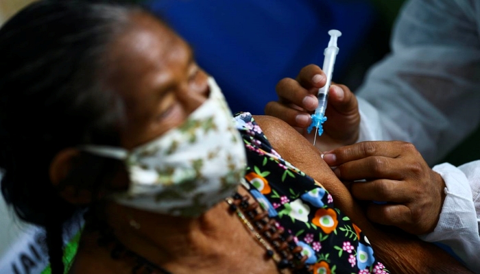 Vacinação contra a covid-19 começa em todo o país