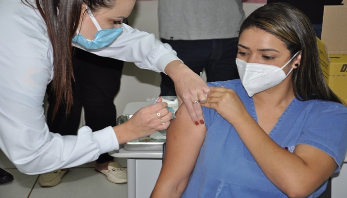 Quedas - Vacina contra Covid-19 começa a ser aplicada em profissionais da saúde Quedenses