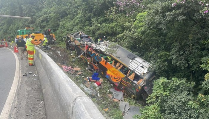 Acidente com ônibus deixa dez mortos e seis feridos na BR-376, em Guaratuba, diz PM 