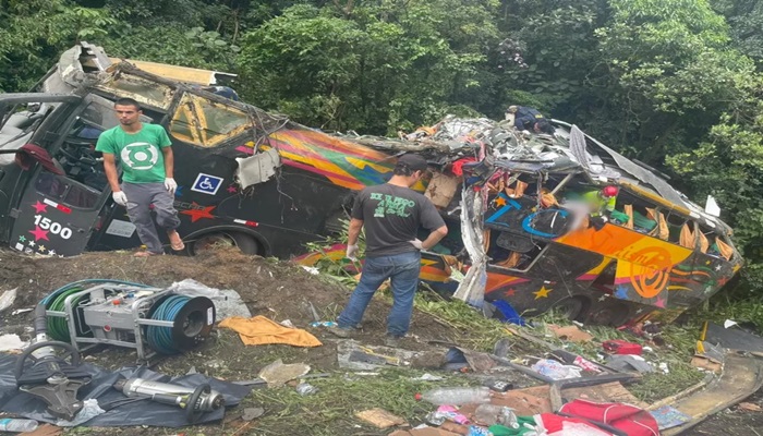 Acidente com ônibus na BR-376 em Guaratuba deixa 21 mortos e 33 ferido