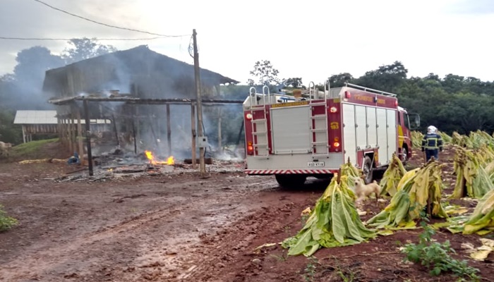 Virmond - Incêndio destrói parcialmente barracão de fumo no interior do município 