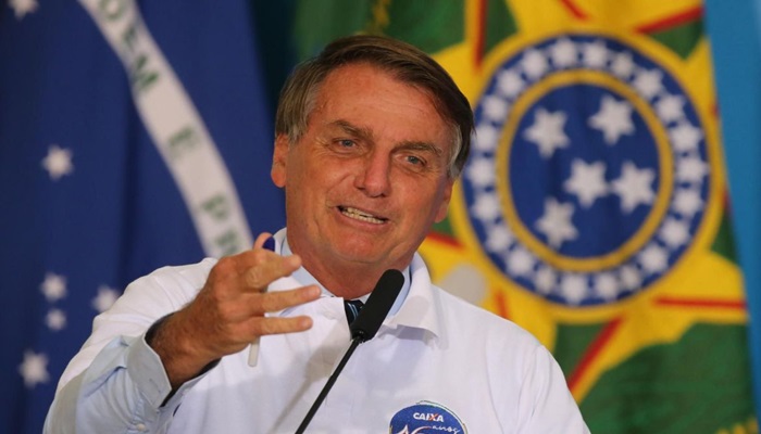 Bolsonaro chega a Cascavel e cumprimenta apoiadores no Aeroporto