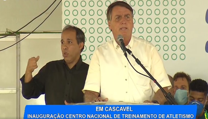 'Não vai faltar energia do leite condensado pra gente', diz Bolsonaro