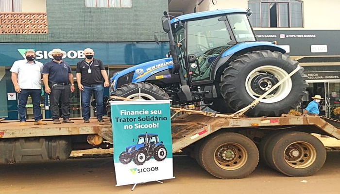 Três Barras - Sicoob Credicapital realiza primeira entrega do Programa Trator Solidário