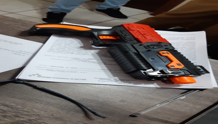  Brincadeira: Três brincalhões apontam arma de brinquedo contra veículo do transporte de valores e acabam presos