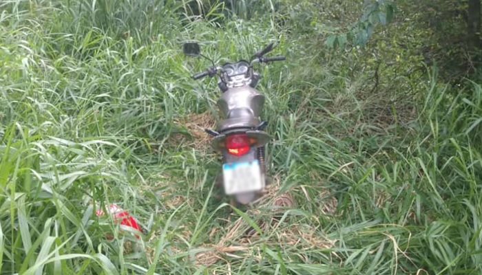Catanduvas - PM recupera moto furtada. Moradores encontraram em matagal na Linha Corvo Branco 