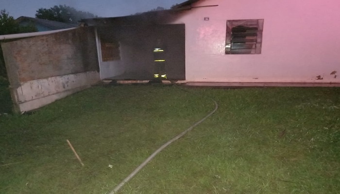 Guaraniaçu - Bombeiros combatem incêndio em residência no Jardim Planalto