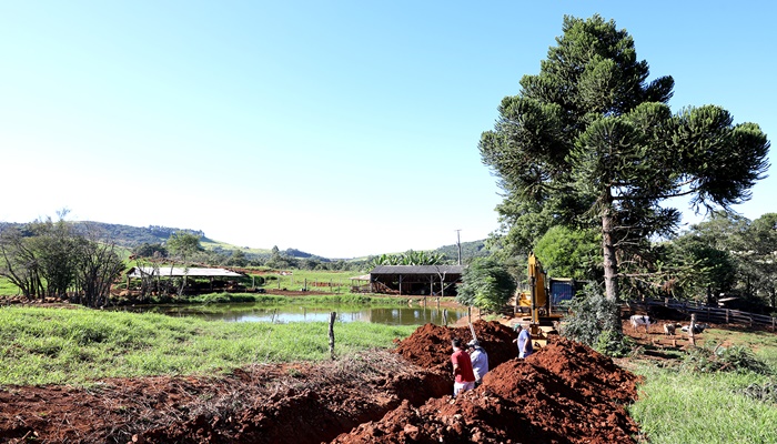 Laranjeiras - Moradores da Linha Pechinski comemoram a chegada da água tratada