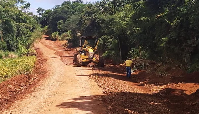 Guaraniaçu - Viação e Obras trabalha na melhoria das estradas rurais